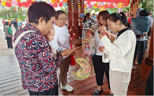 云南镇沅：花灯邀明月 欢乐度中秋
