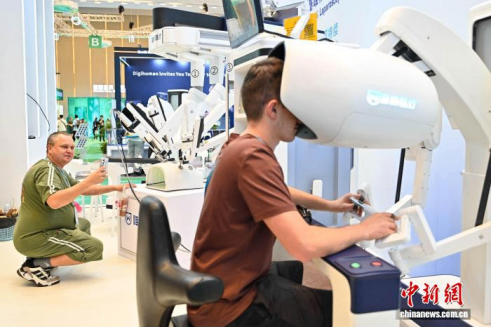 中国医疗机器人亮相广交会 智慧医疗科技走向海外